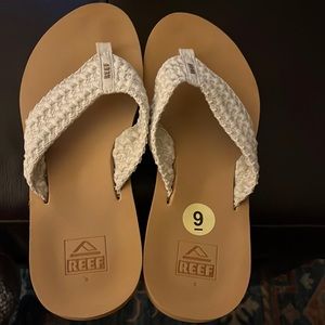 Women’s Reef flip flops like new!